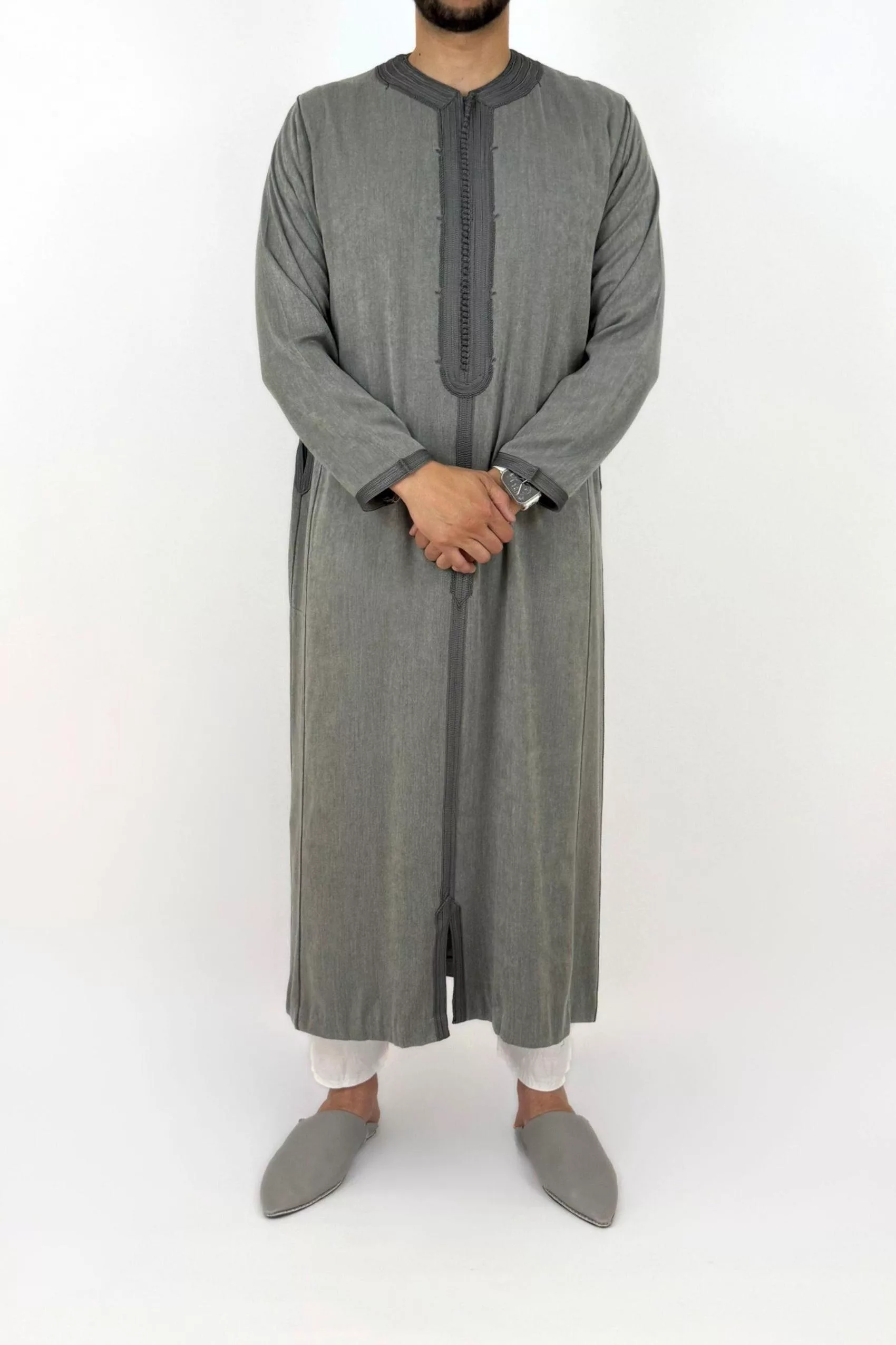 Caftan homme, coloris gris clair, vue de face