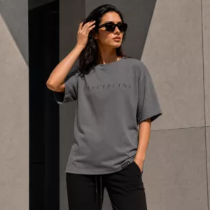 T-shirt oversize DISCIPLINE gris foncé ZAFYR, vue portée femme