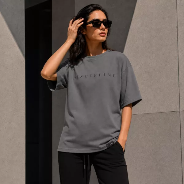 T-shirt oversize DISCIPLINE gris foncé ZAFYR, vue portée femme