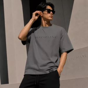 T-shirt oversize DISCIPLINE gris foncé ZAFYR, vue portée homme