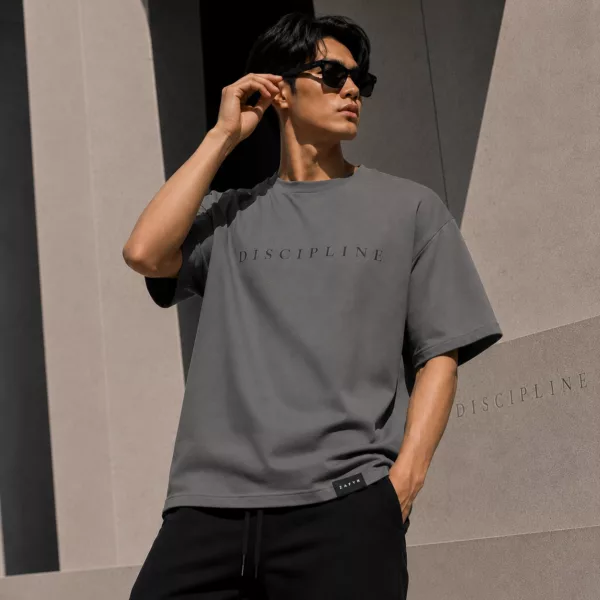 T-shirt oversize DISCIPLINE gris foncé ZAFYR, vue portée homme