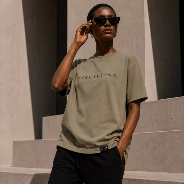 T-shirt oversize DISCIPLINE vert kaki ZAFYR, vue portée femme