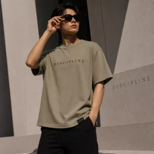 T-shirt oversize DISCIPLINE vert kaki ZAFYR, vue portée homme