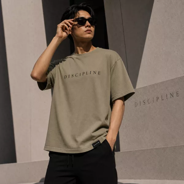 T-shirt oversize DISCIPLINE vert kaki ZAFYR, vue portée homme